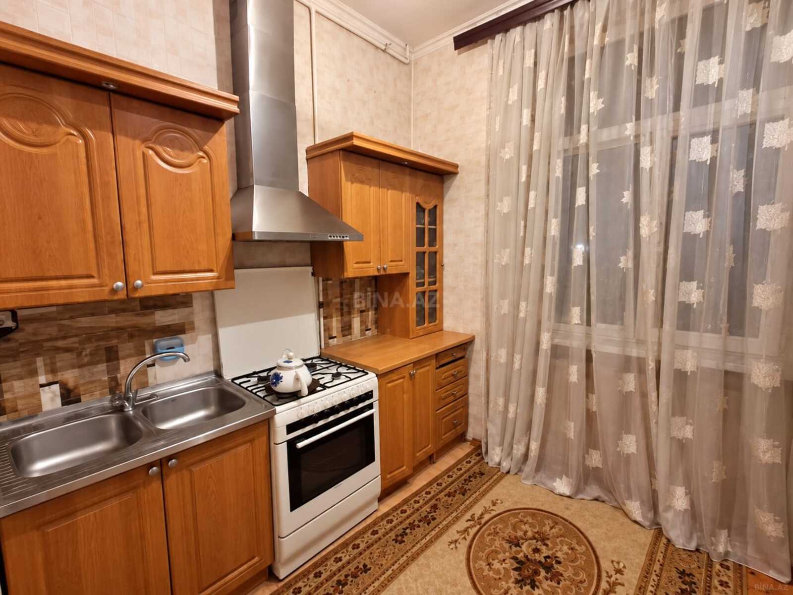 3 otaqlı Köhnə tikili, Qara Qarayev m., Bakı