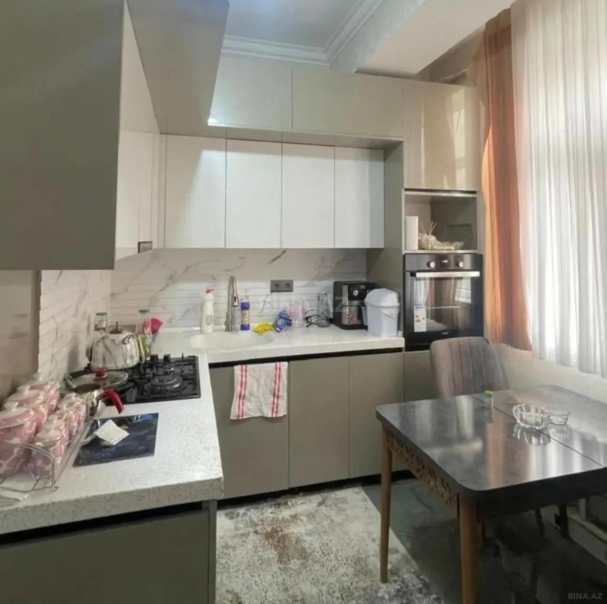 3 otaqlı Köhnə tikili, Memar Əcəmi m., Bakı
