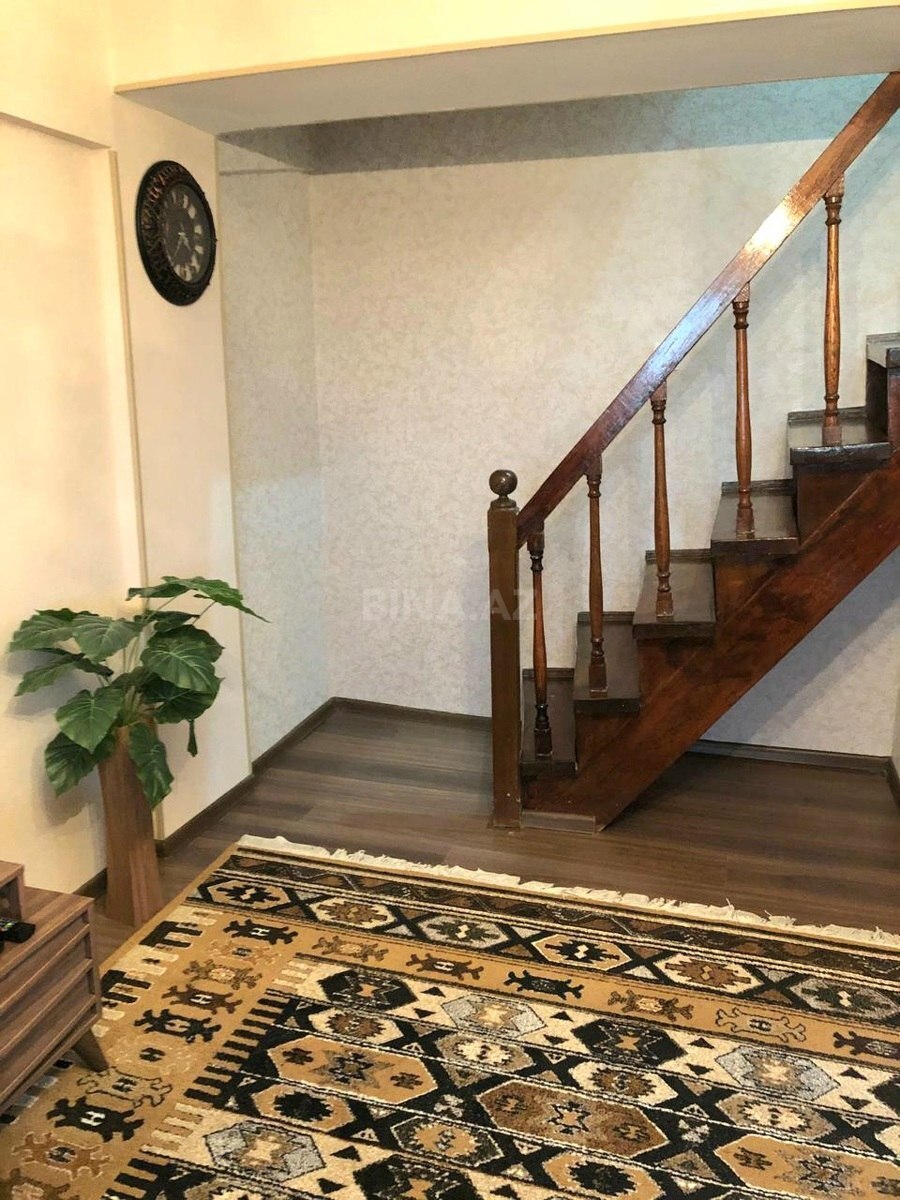 3 otaqlı Köhnə tikili, Elmlər Akademiyası m., Bakı