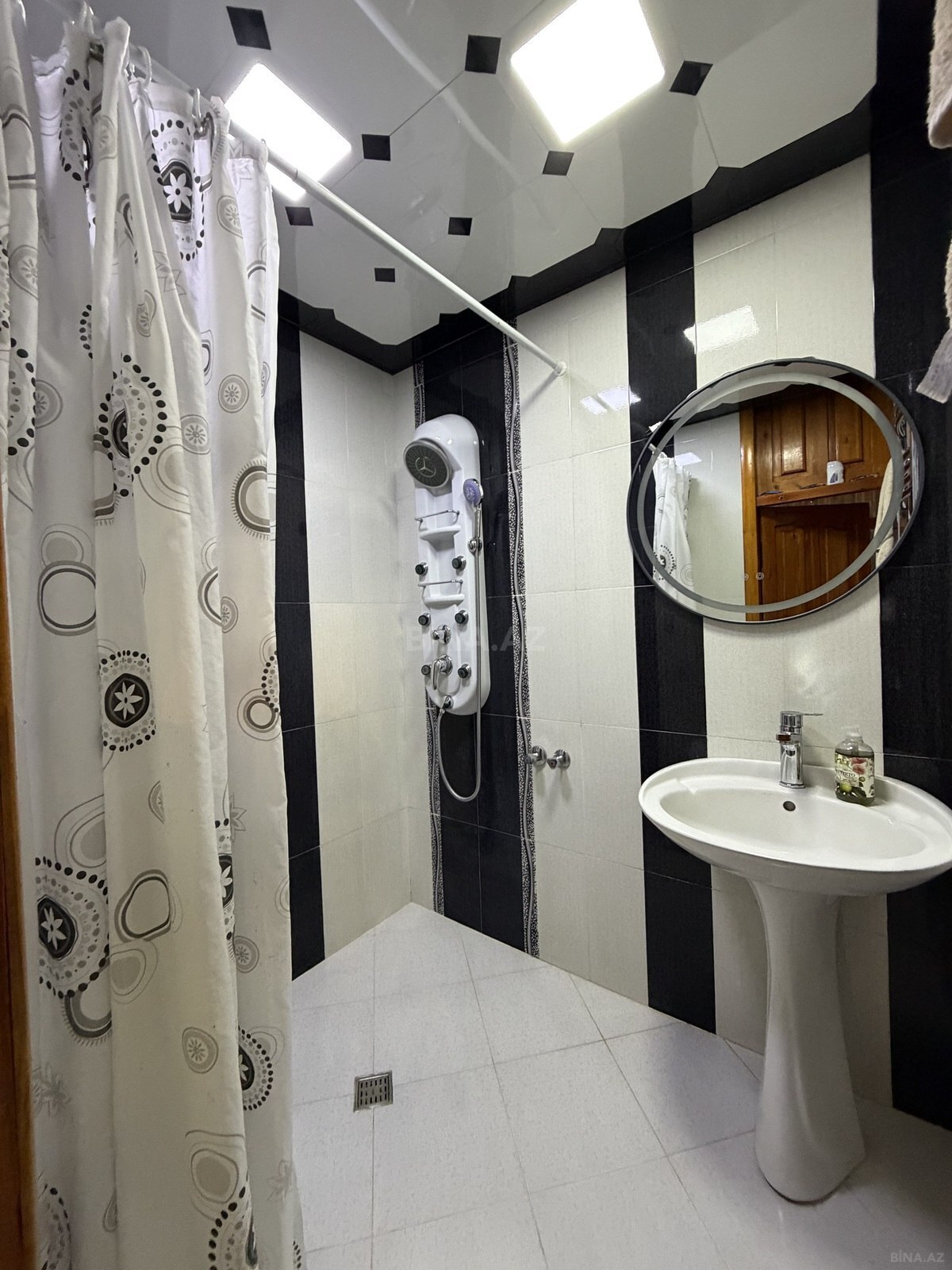 3 otaqlı Köhnə tikili, Bakıxanov q., Bakı
