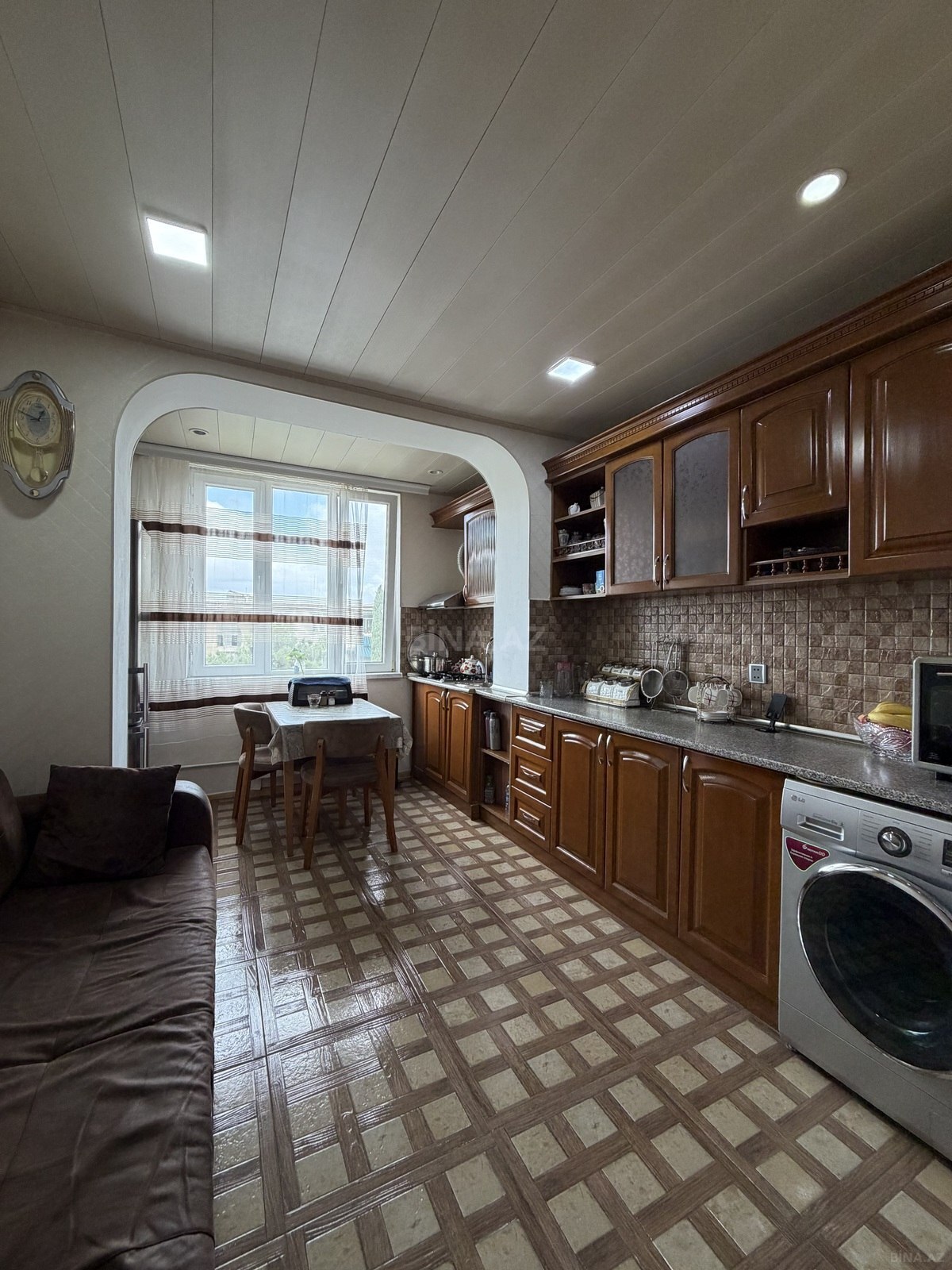 3 otaqlı Köhnə tikili, Bakıxanov q., Bakı