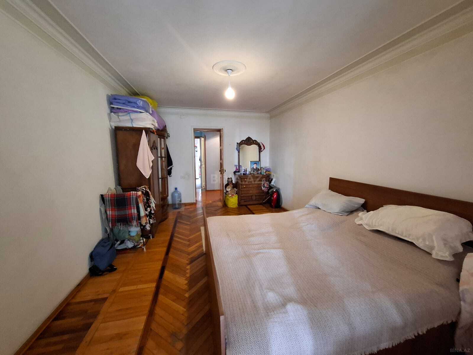 3 otaqlı Köhnə tikili, Qara Qarayev m., Bakı