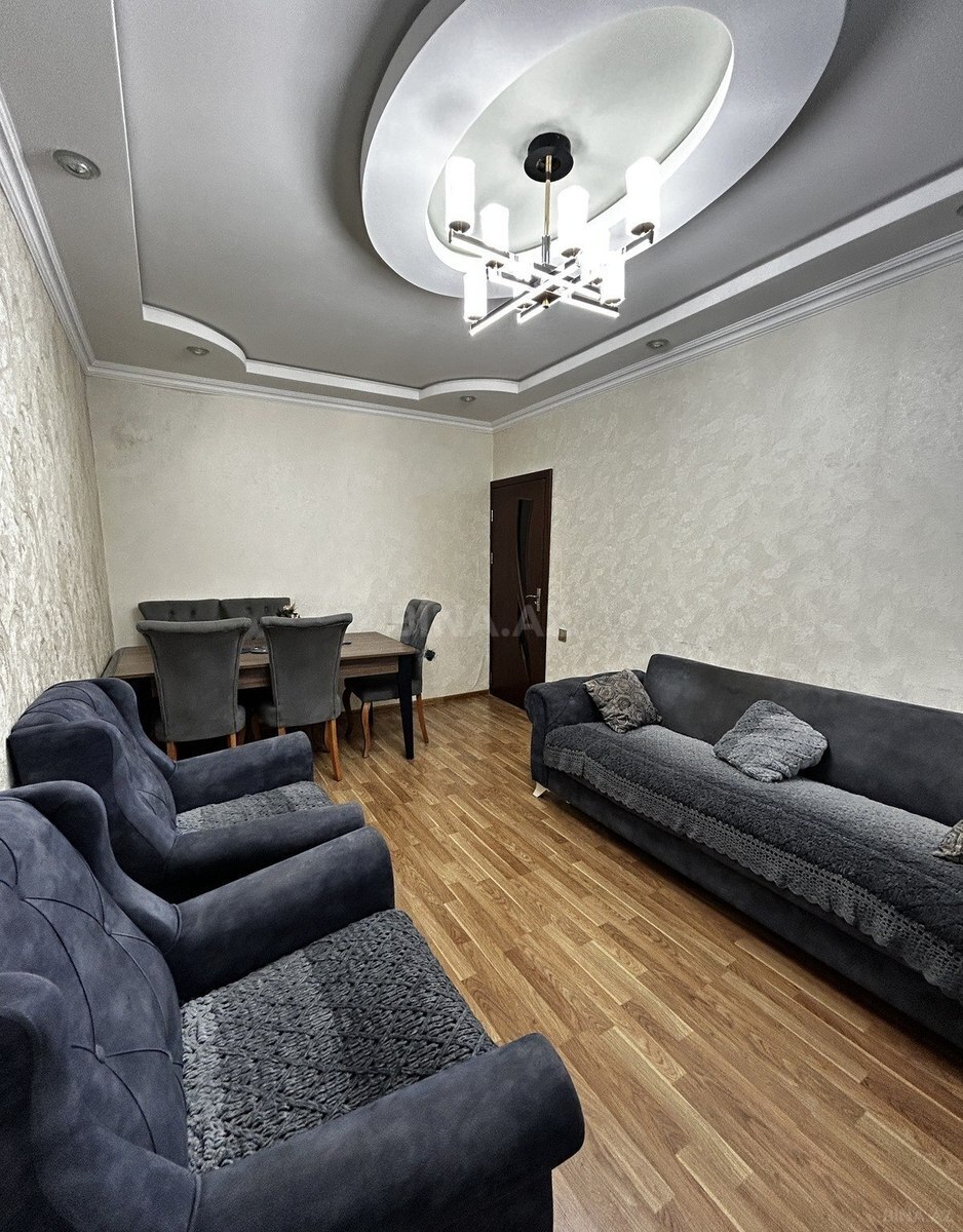 3 otaqlı Köhnə tikili, Bakıxanov q., Bakı