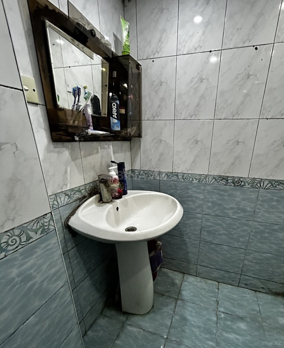 3 otaqlı Köhnə tikili, Bakıxanov q., Bakı