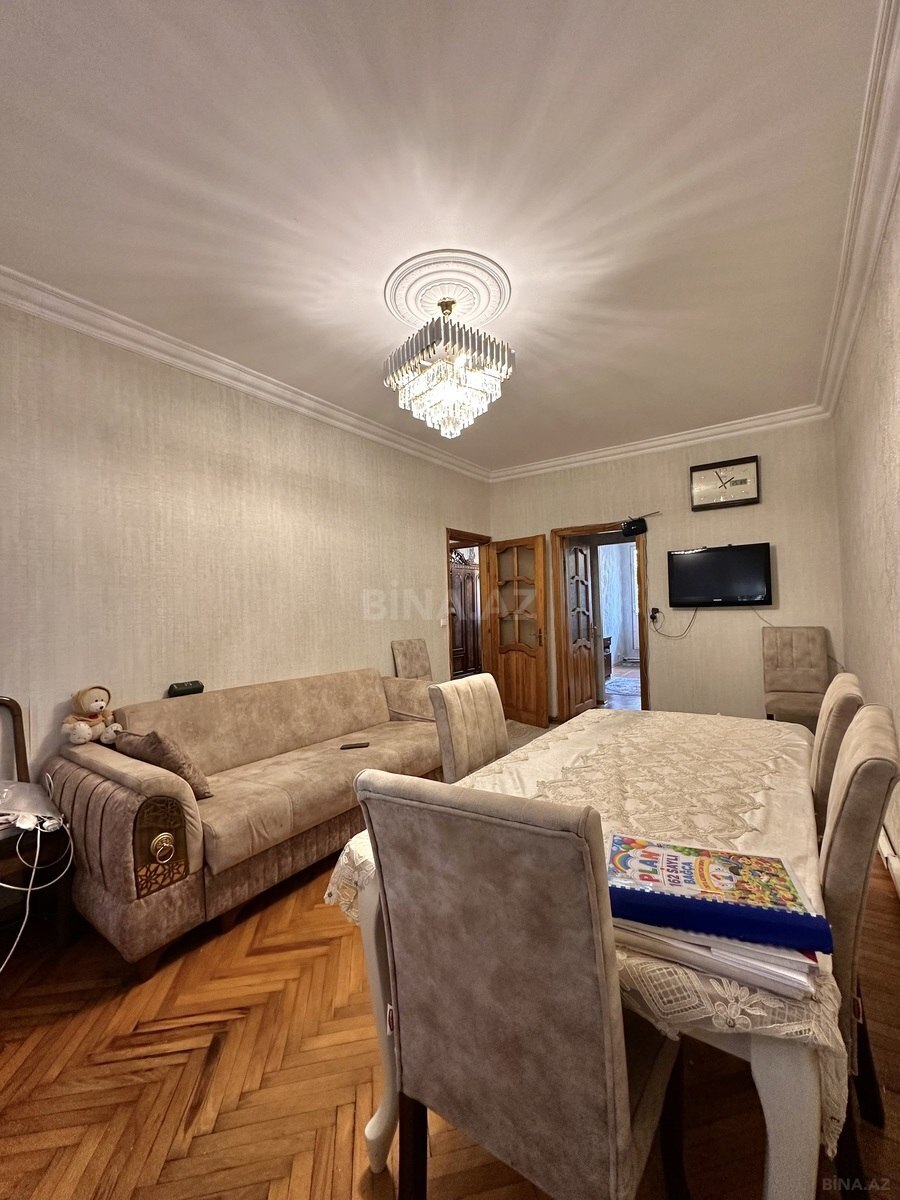 3 otaqlı Köhnə tikili, Memar Əcəmi m., Bakı
