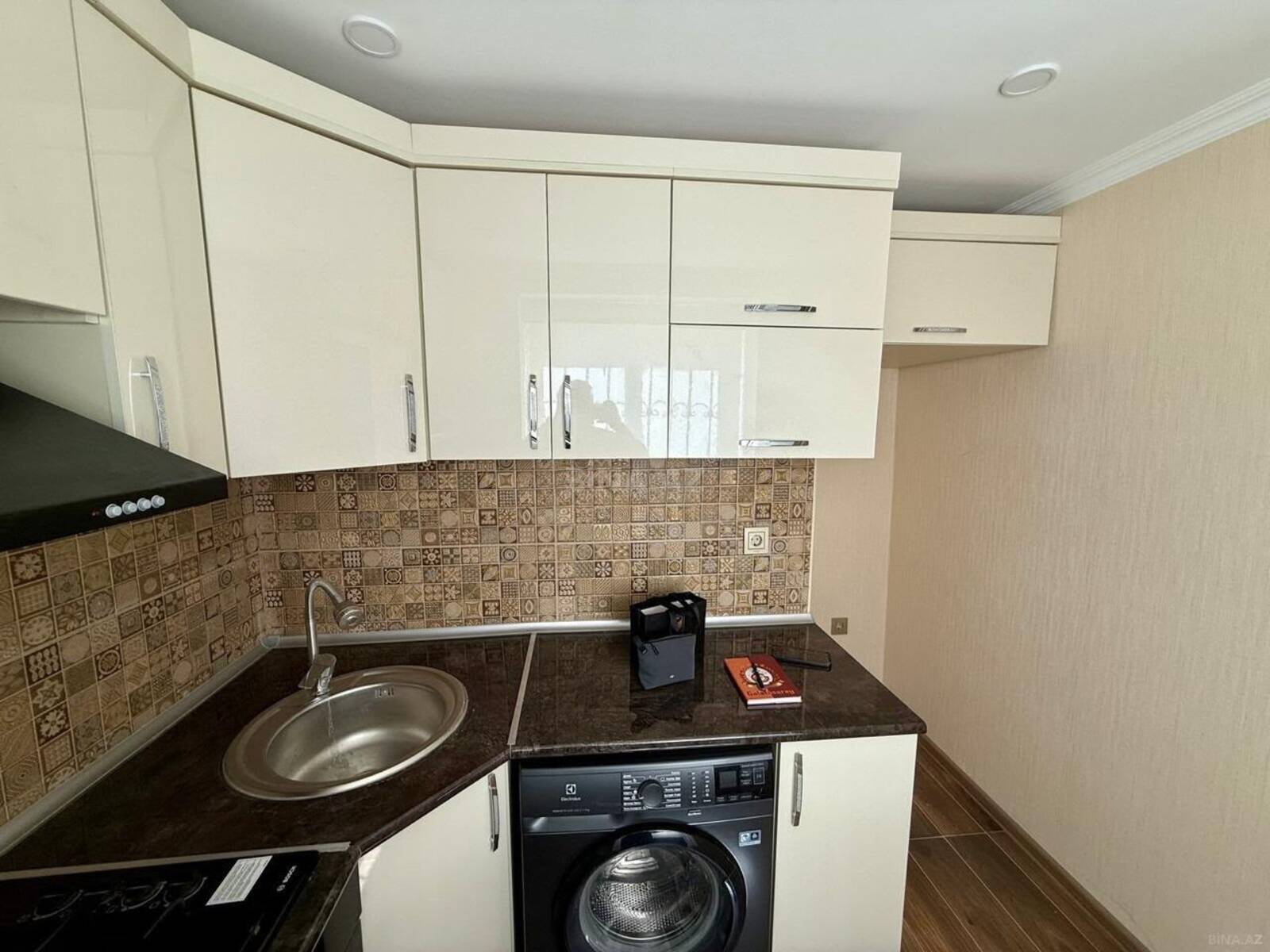 3 otaqlı Köhnə tikili, Neftçilər m., Bakı