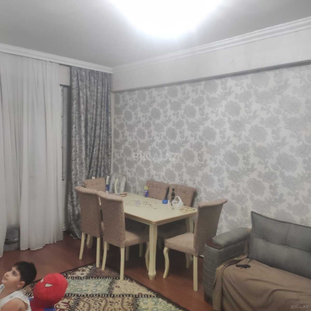 3 otaqlı Yeni tikili, Xırdalan