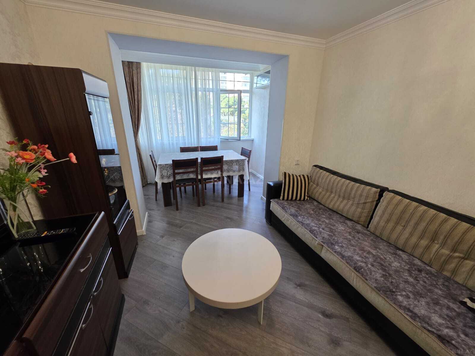 3 otaqlı Köhnə tikili, Neftçilər m., Bakı