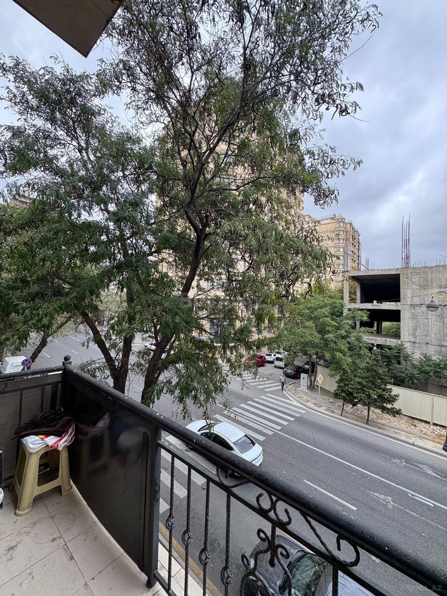 3 otaqlı Köhnə tikili, Nizami m., Bakı
