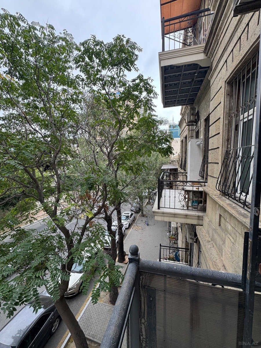 3 otaqlı Köhnə tikili, Nizami m., Bakı