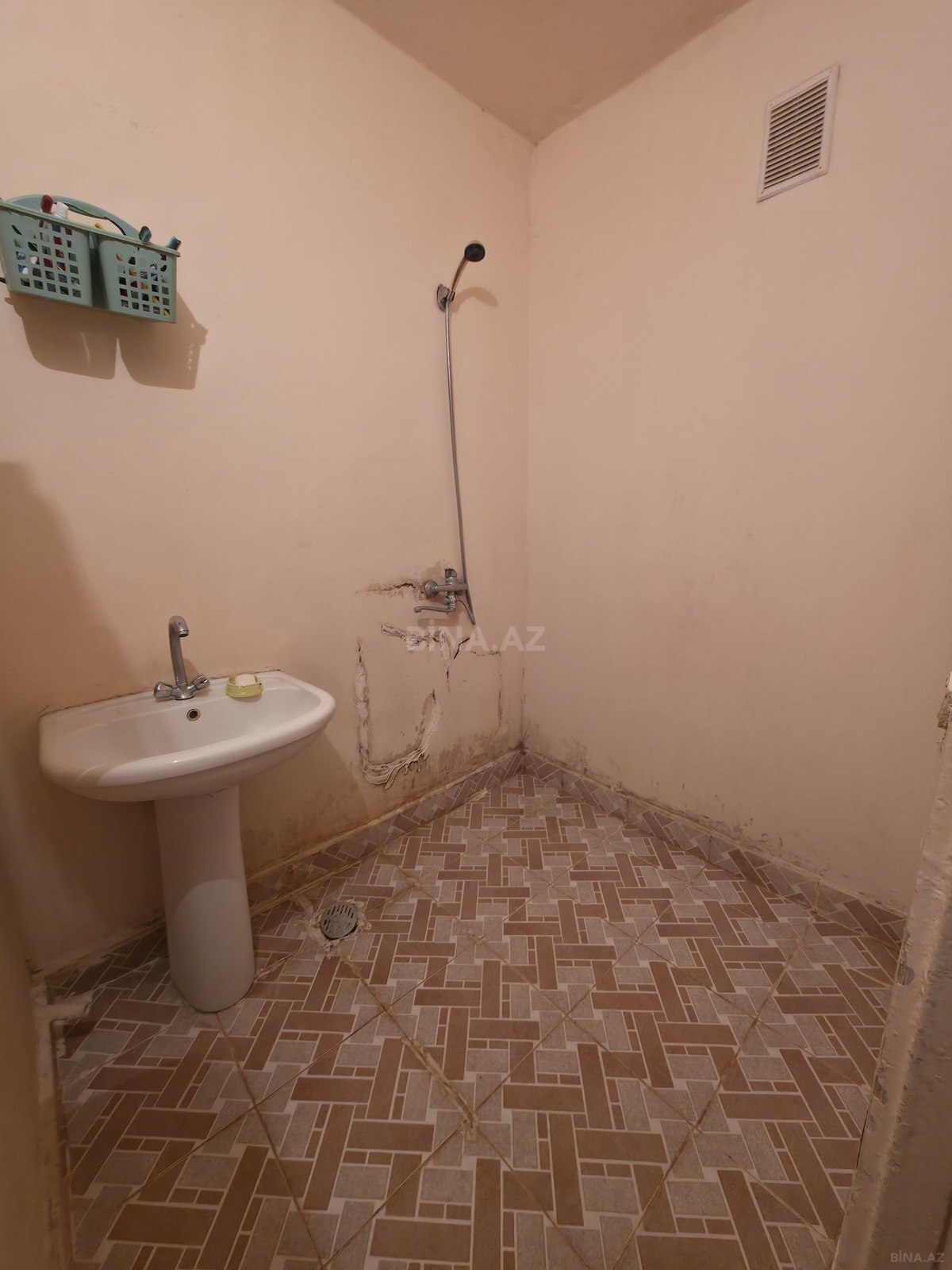 3 otaqlı Köhnə tikili, Bakıxanov q., Bakı