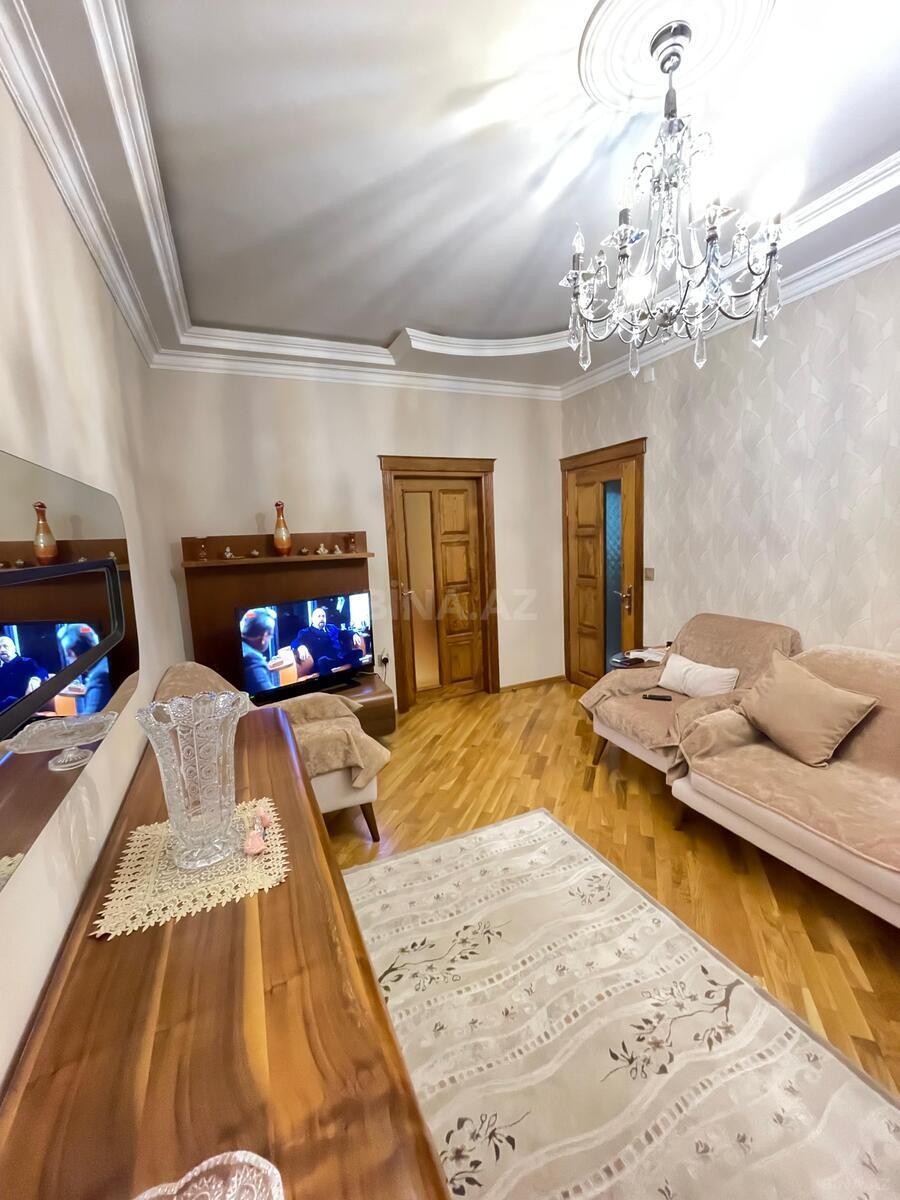 3 otaqlı Köhnə tikili, Memar Əcəmi m., Bakı