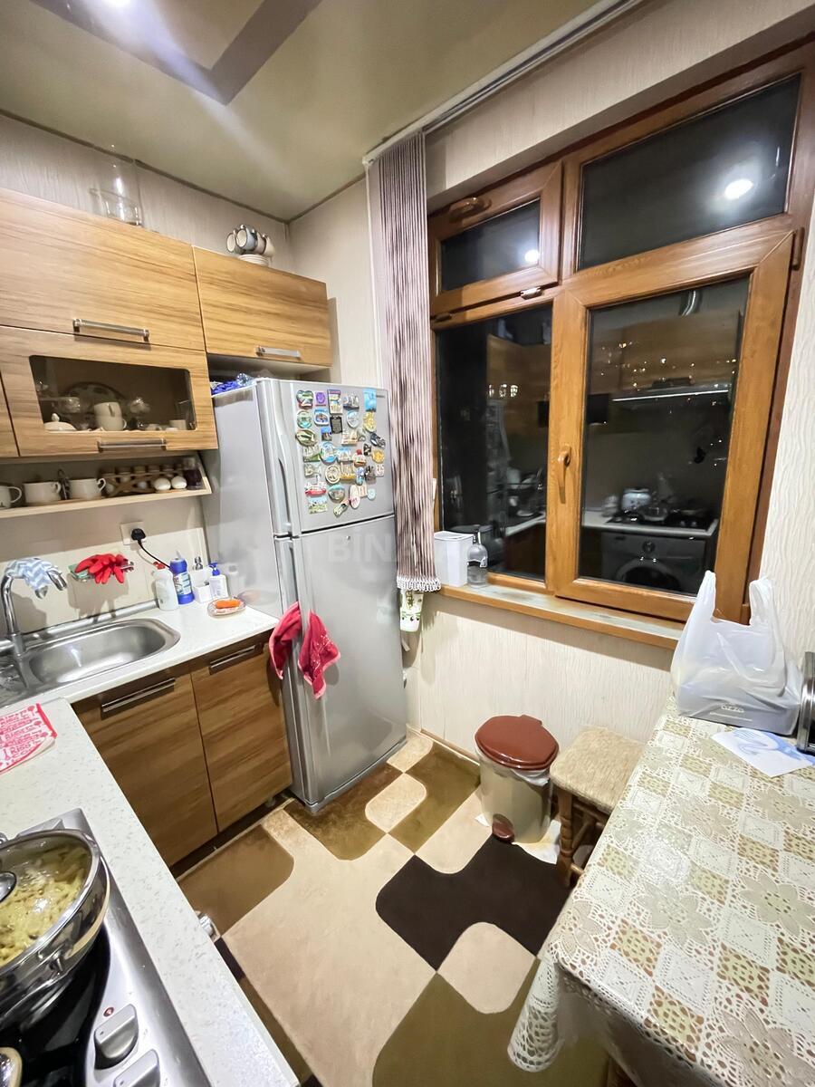 3 otaqlı Köhnə tikili, Memar Əcəmi m., Bakı