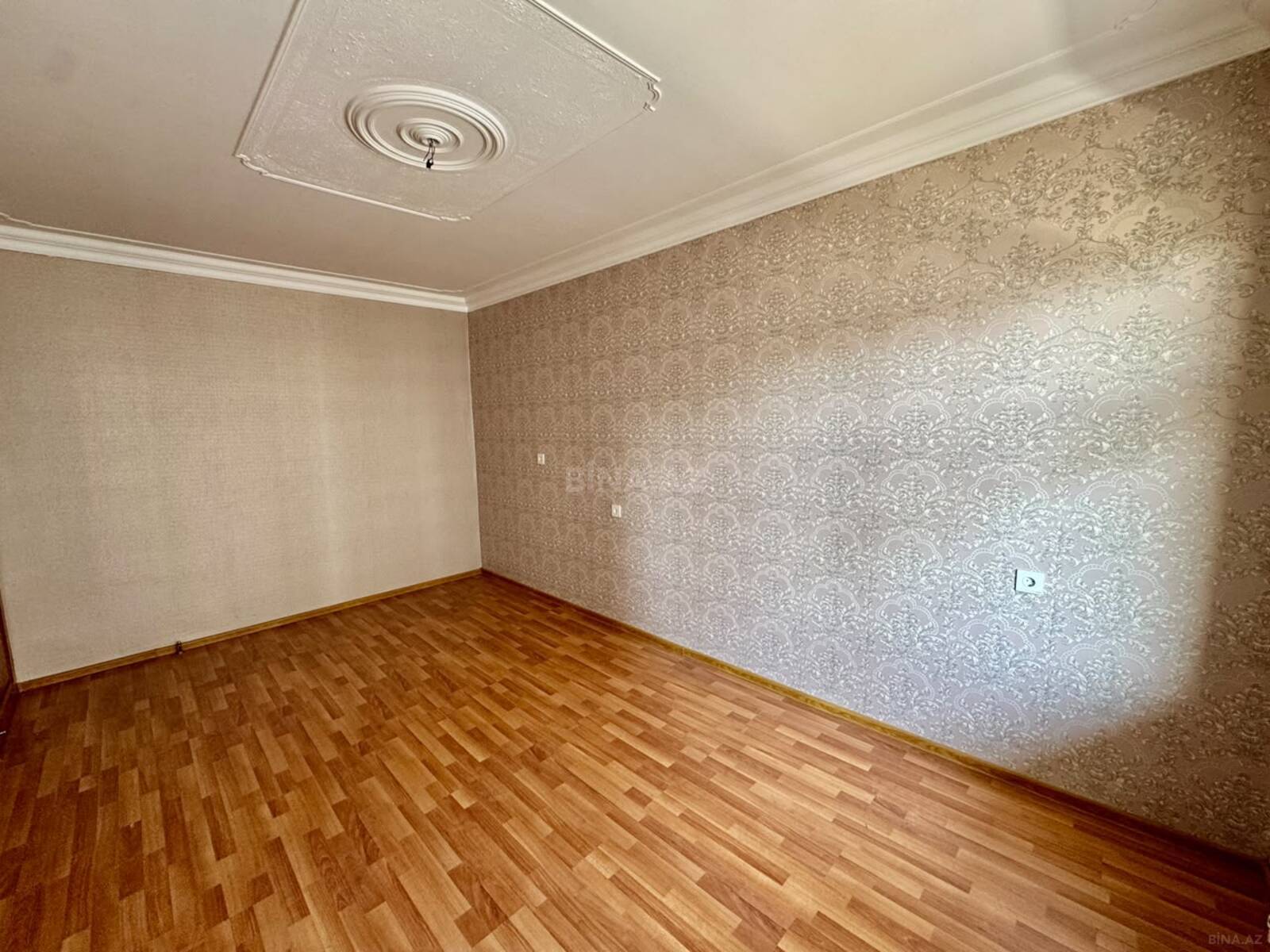 3 otaqlı Köhnə tikili, Xalqlar Dostluğu m., Bakı