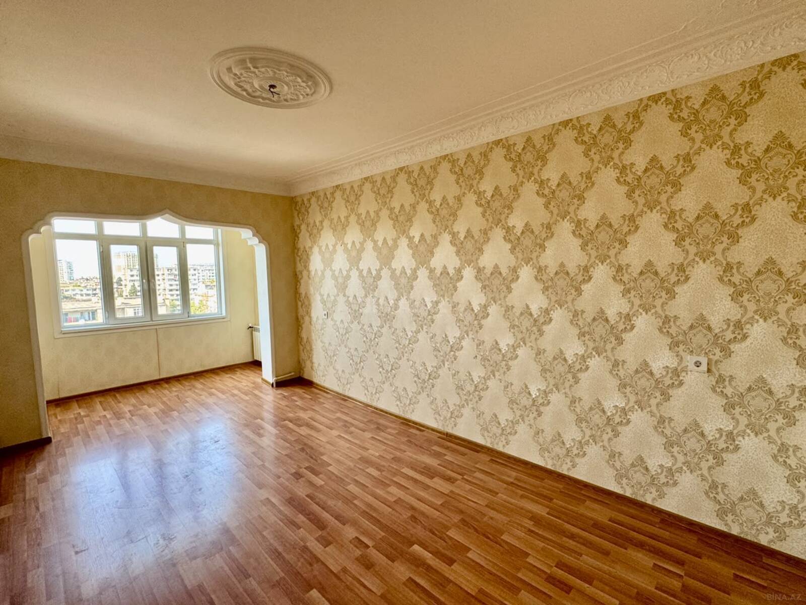 3 otaqlı Köhnə tikili, Xalqlar Dostluğu m., Bakı