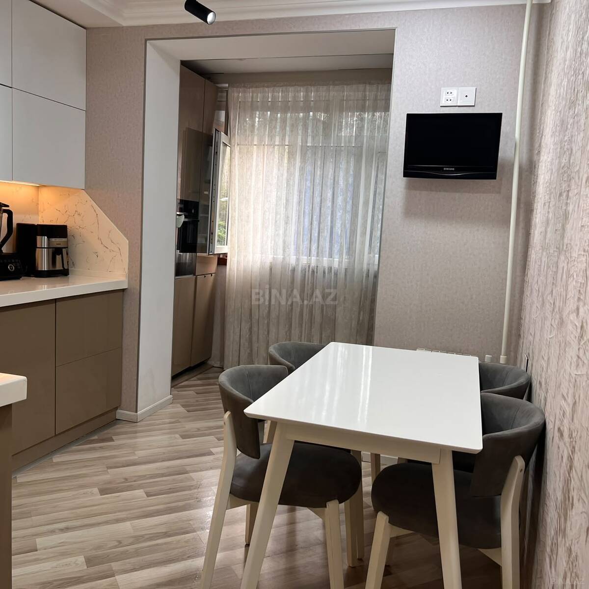 3 otaqlı Köhnə tikili, Xalqlar Dostluğu m., Bakı