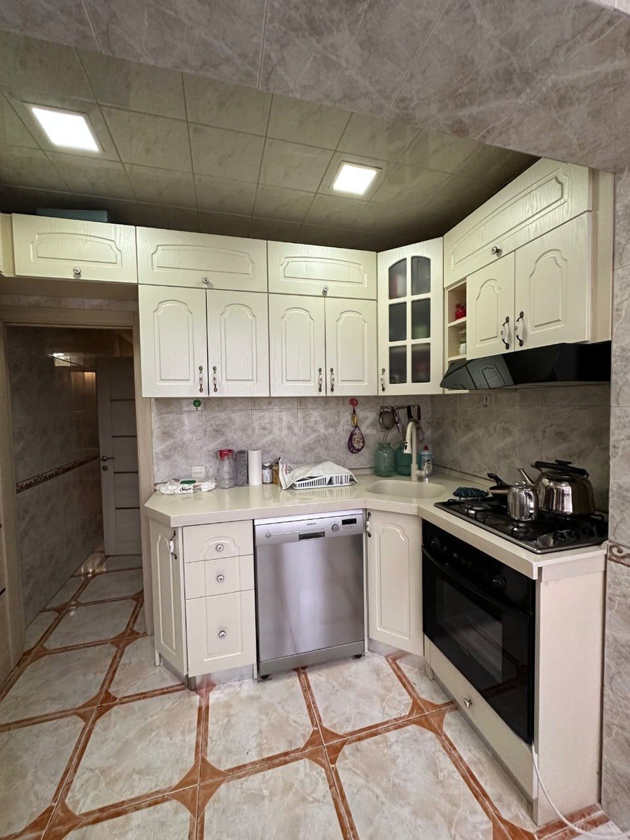 4 otaqlı Köhnə tikili, İnşaatçılar m., Bakı