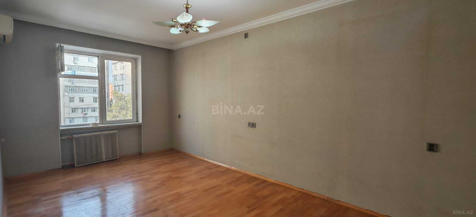 3 otaqlı Köhnə tikili, Xalqlar Dostluğu m., Bakı