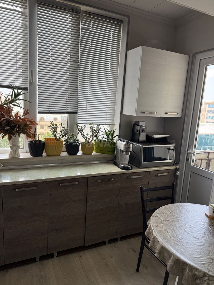 3 otaqlı Köhnə tikili, Bakıxanov q., Bakı