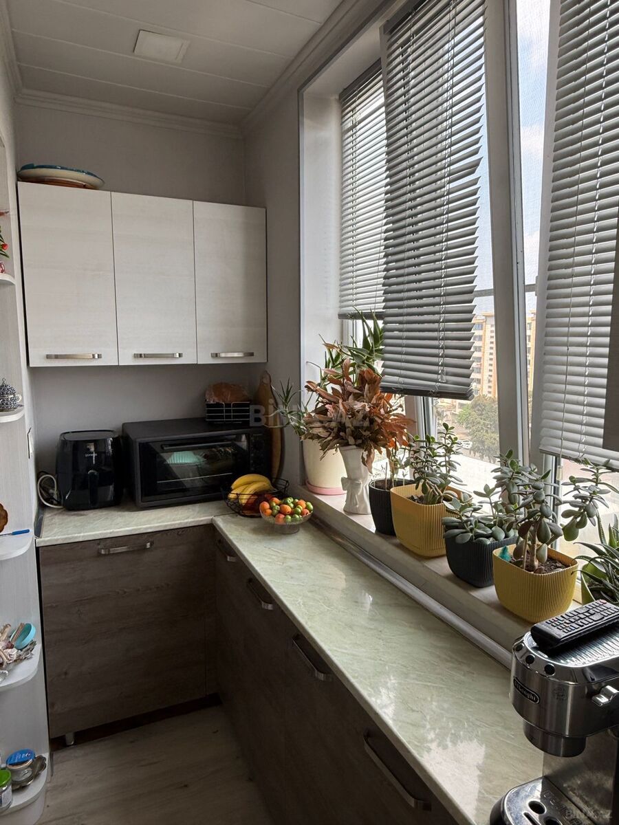3 otaqlı Köhnə tikili, Bakıxanov q., Bakı