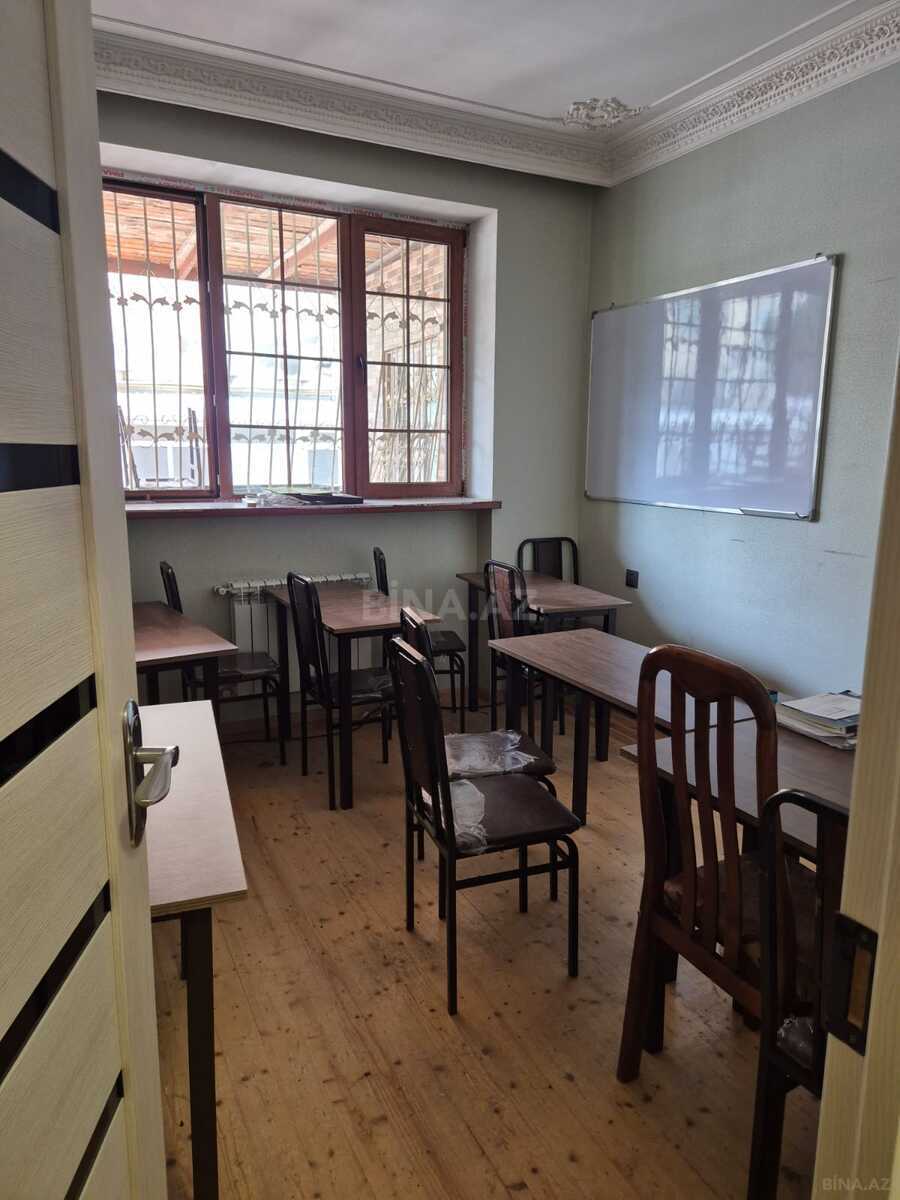 4 otaqlı Köhnə tikili, Bakıxanov q., Bakı