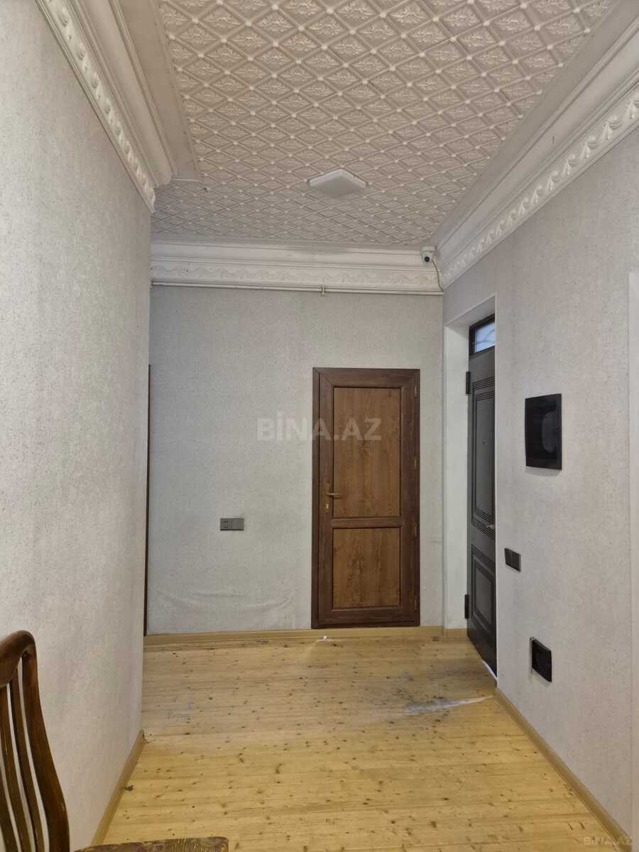 4 otaqlı Köhnə tikili, Bakıxanov q., Bakı