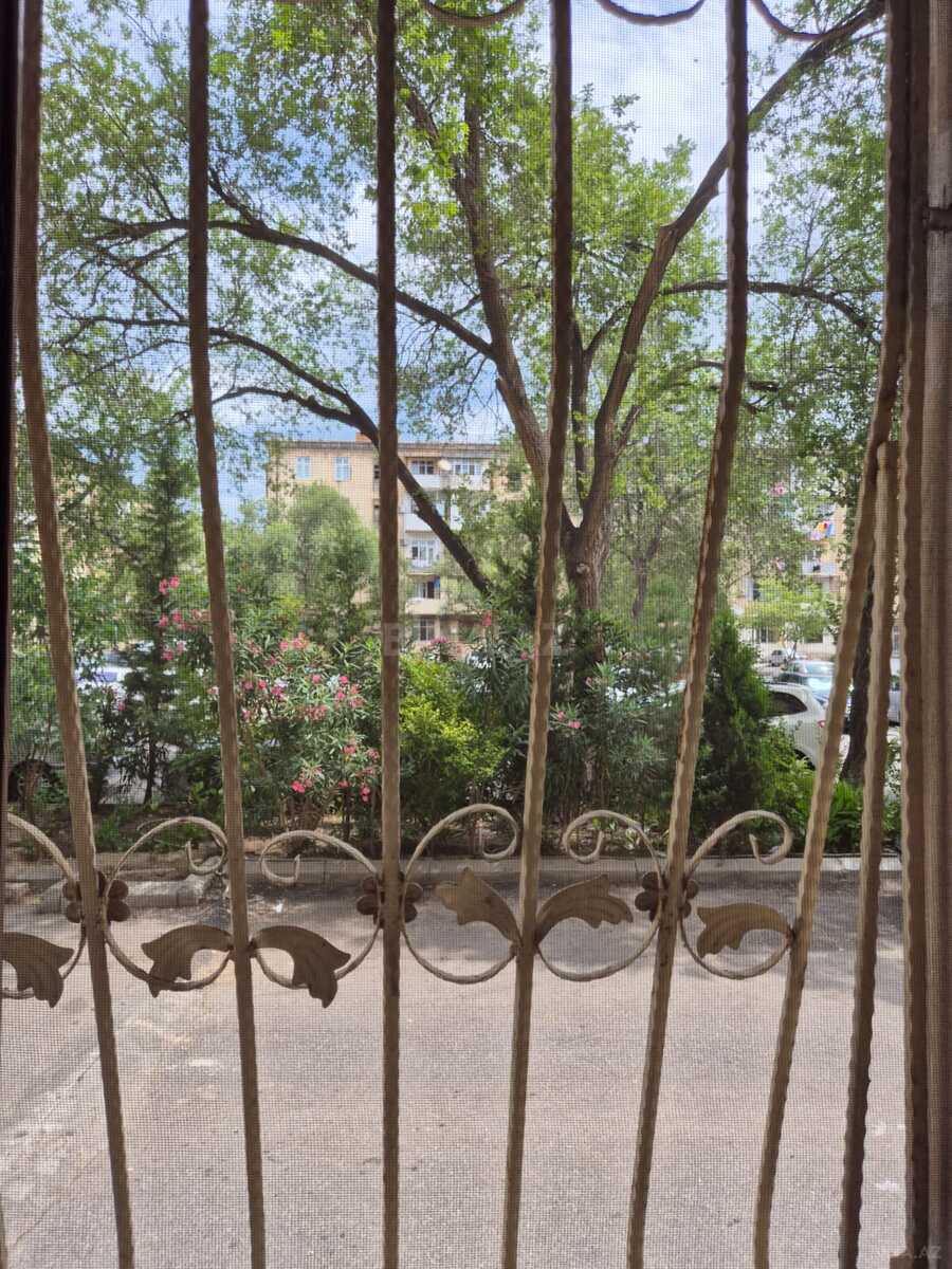 4 otaqlı Köhnə tikili, Bakıxanov q., Bakı