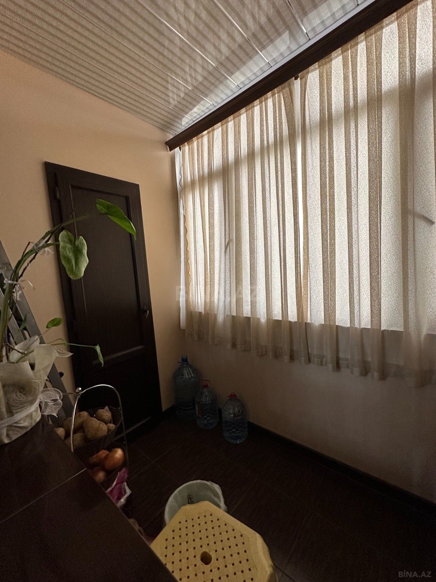 3 otaqlı Köhnə tikili, Bakıxanov q., Bakı