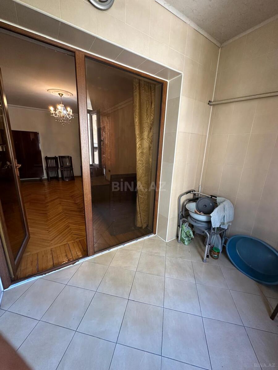 3 otaqlı Köhnə tikili, Nizami m., Bakı