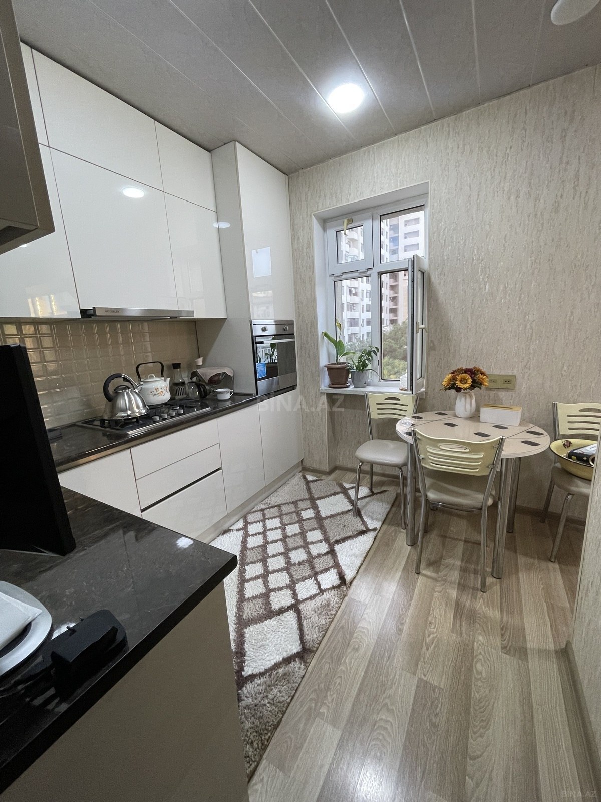 3 otaqlı Köhnə tikili, Bakıxanov q., Bakı
