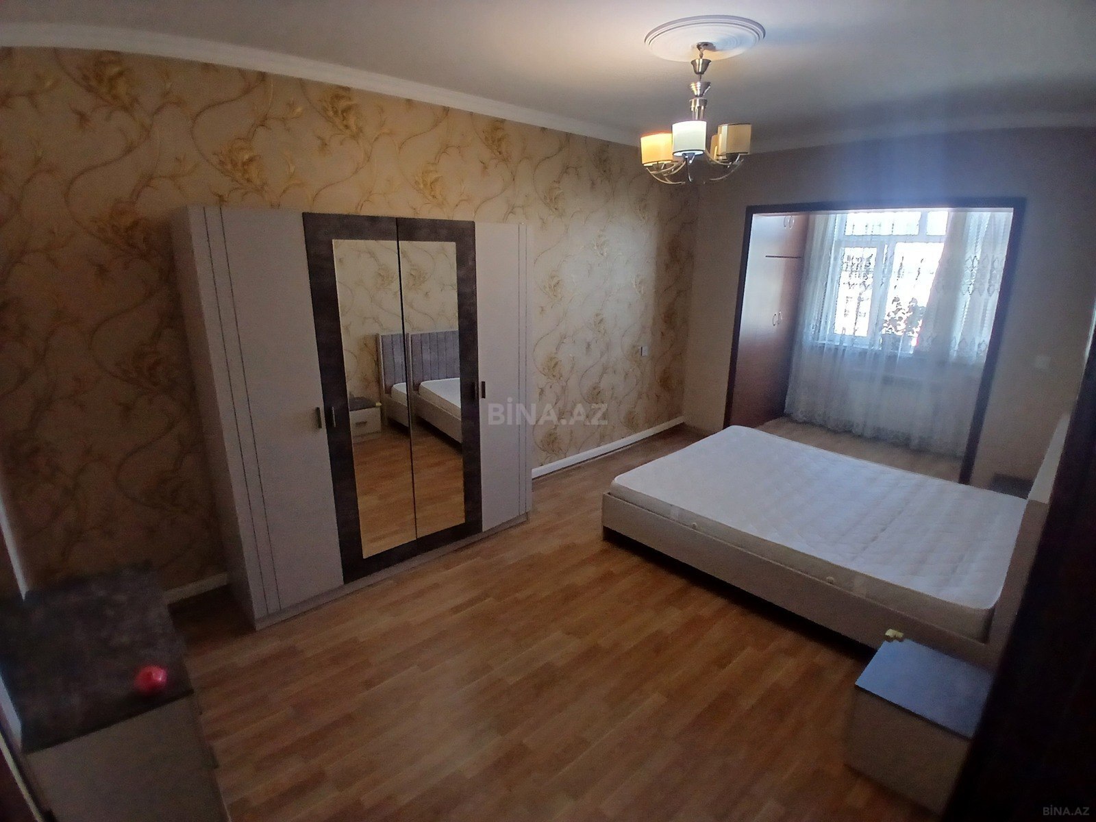 3 otaqlı Köhnə tikili, Xalqlar Dostluğu m., Bakı