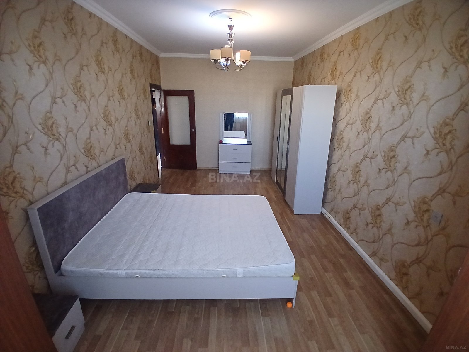 3 otaqlı Köhnə tikili, Xalqlar Dostluğu m., Bakı