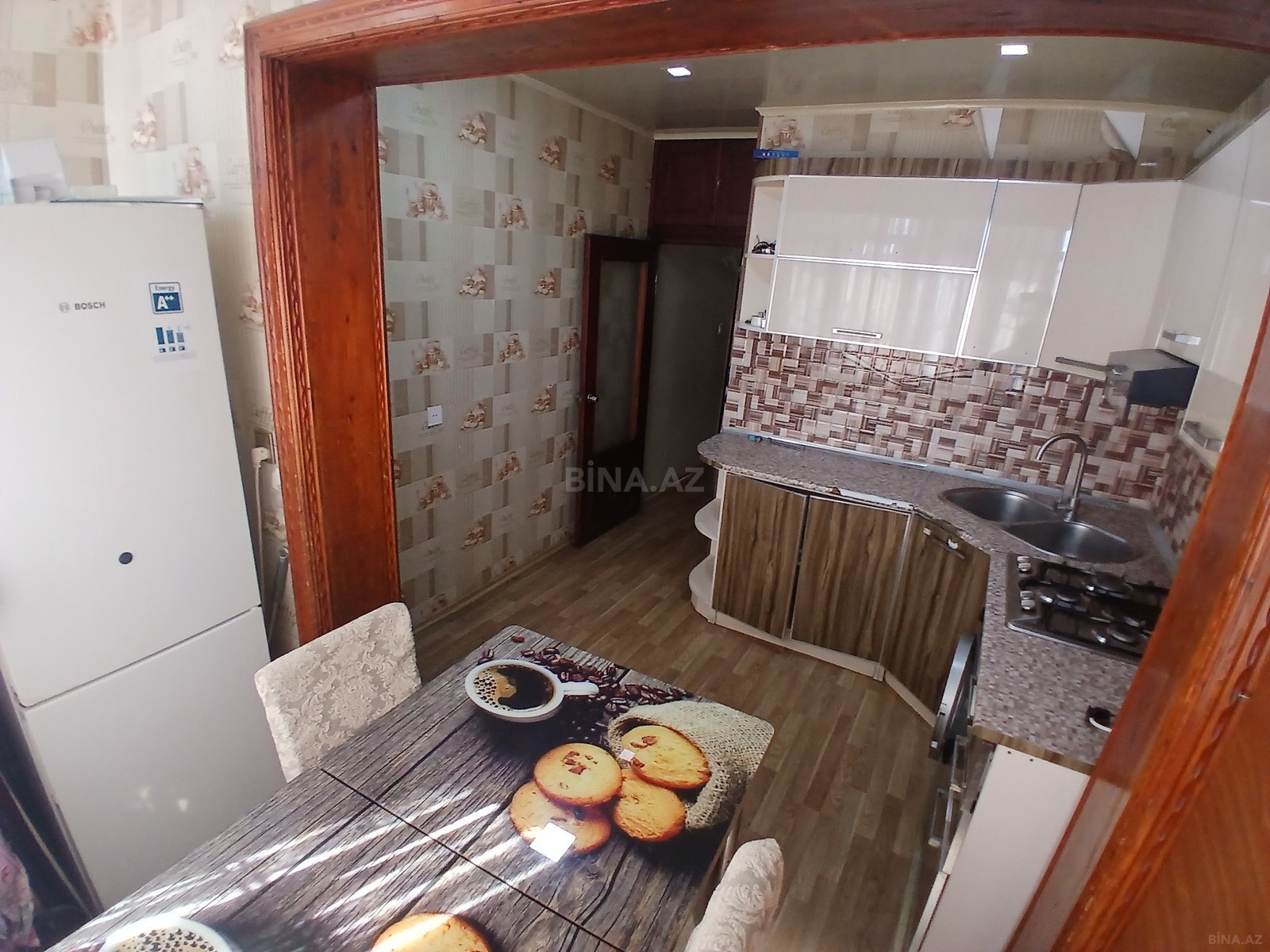 3 otaqlı Köhnə tikili, Xalqlar Dostluğu m., Bakı