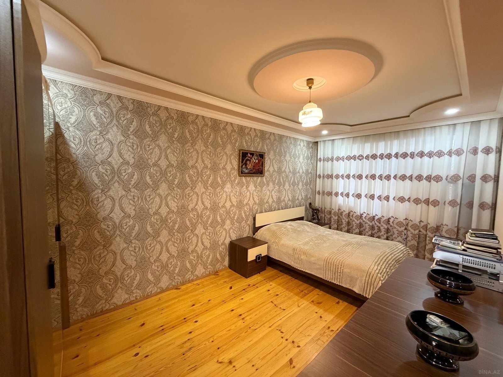 3 otaqlı Köhnə tikili, Oğuz