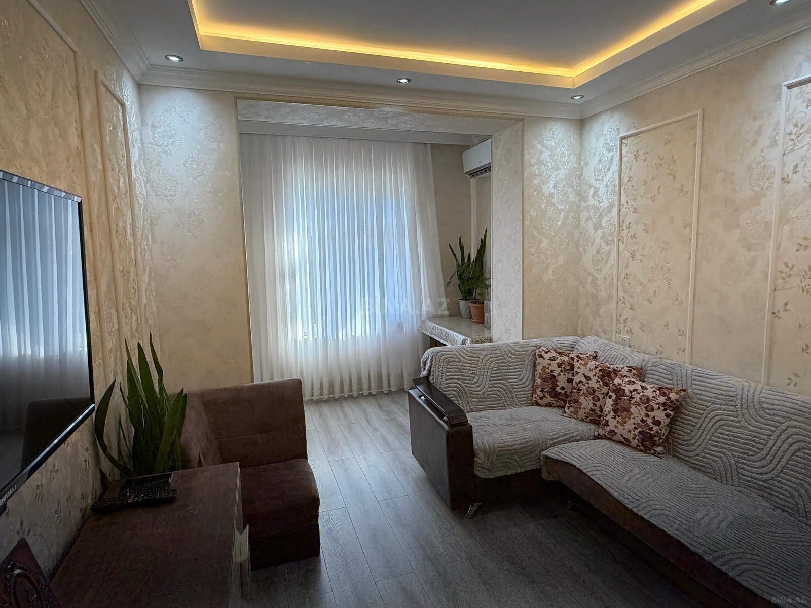 3 otaqlı Köhnə tikili, Oğuz