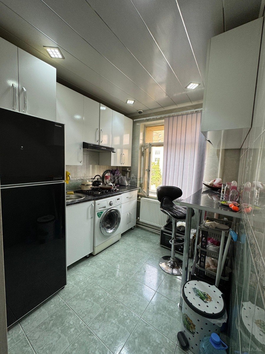 3 otaqlı Köhnə tikili, Elmlər Akademiyası m., Bakı