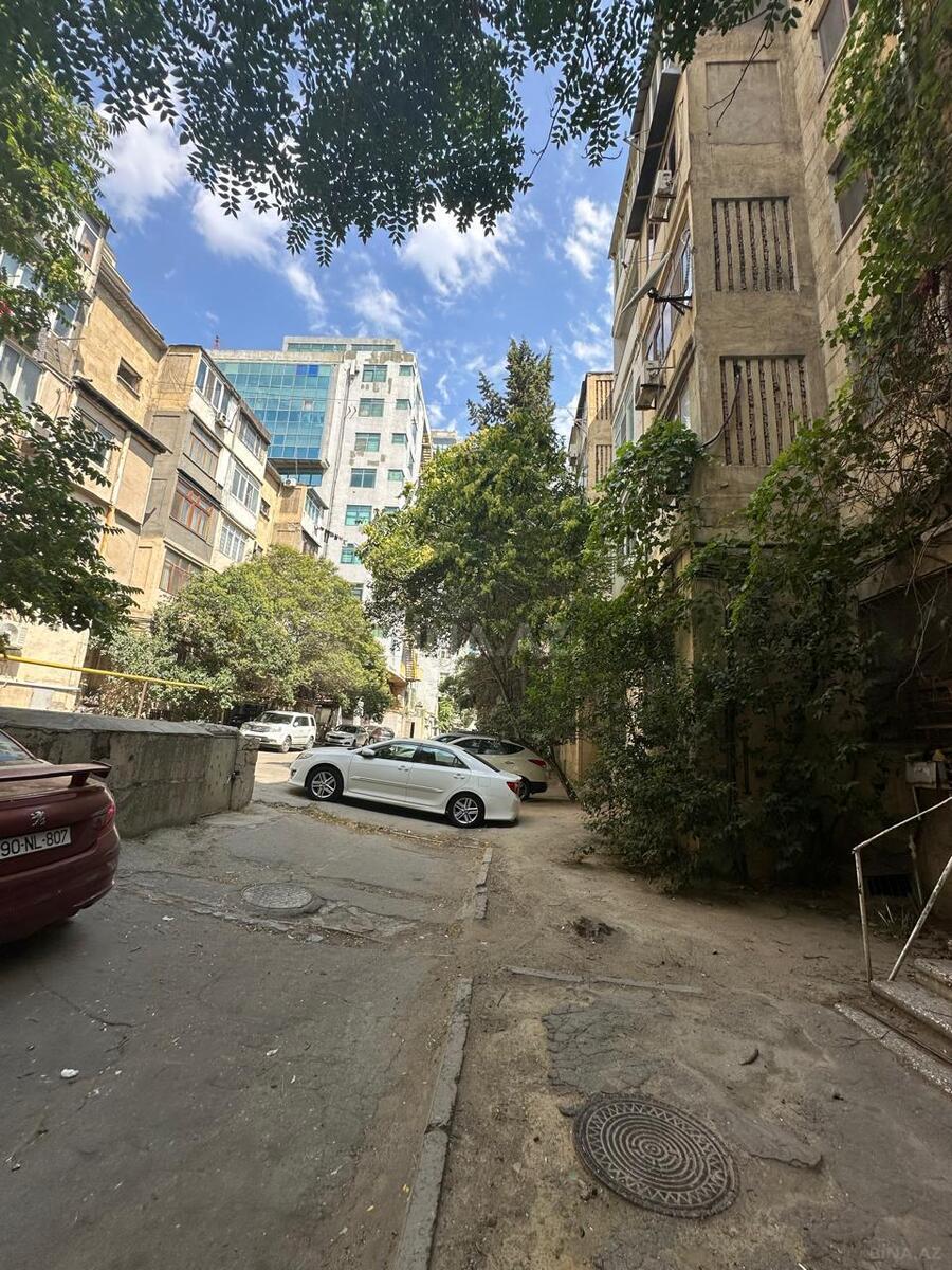 3 otaqlı Köhnə tikili, Nizami m., Bakı