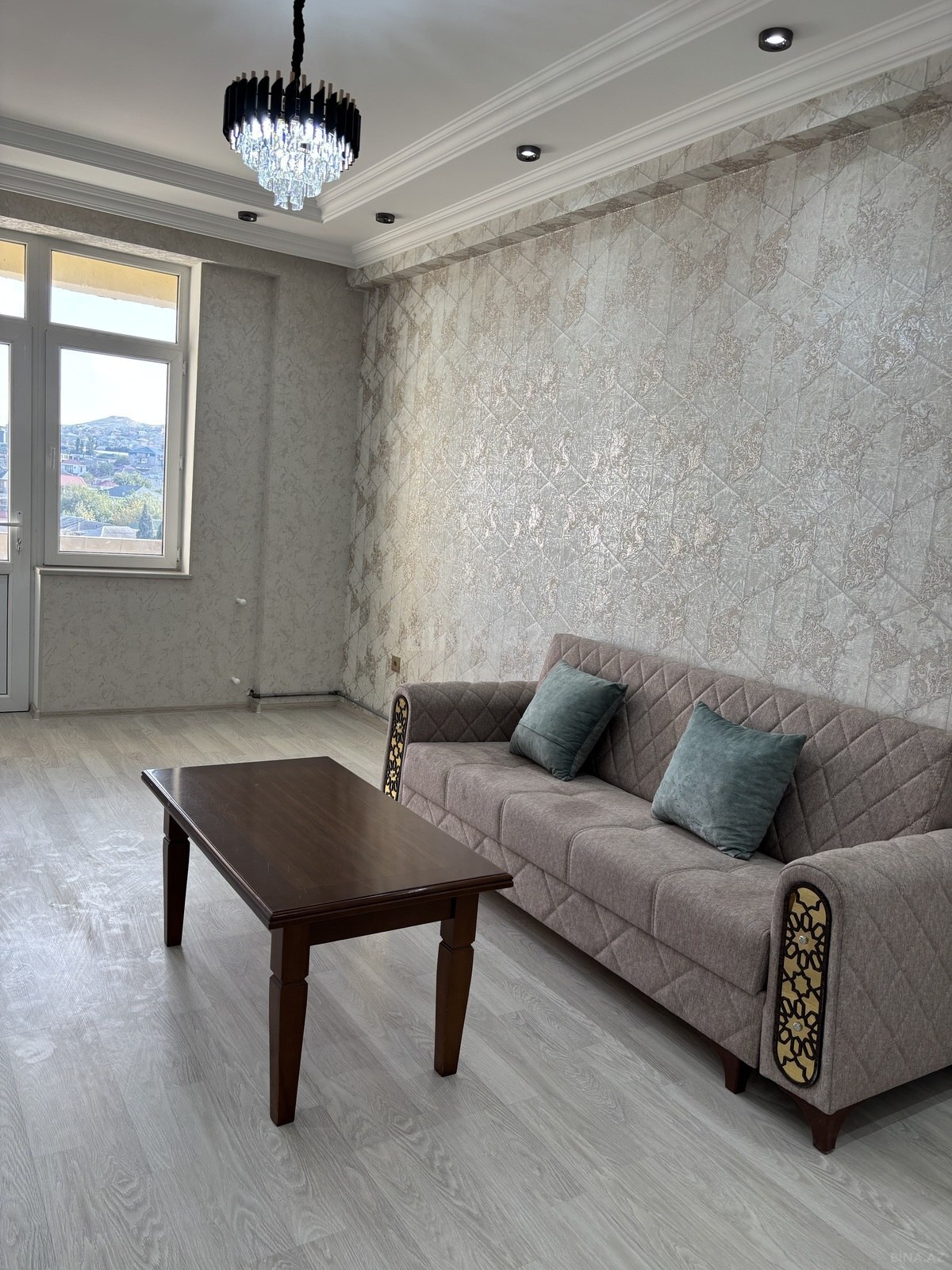 3 otaqlı Yeni tikili, Xırdalan