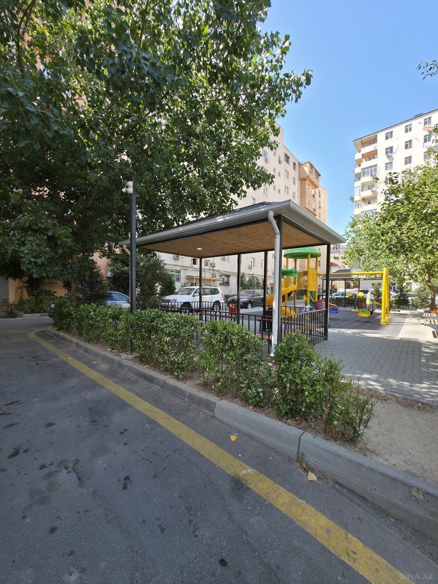 3 otaqlı Köhnə tikili, Bakıxanov q., Bakı