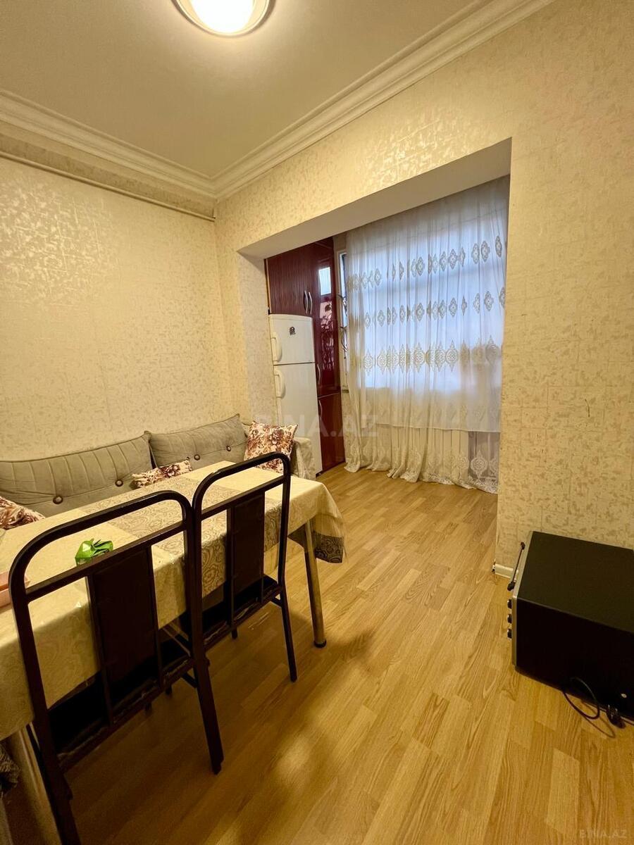 3 otaqlı Köhnə tikili, Bakıxanov q., Bakı