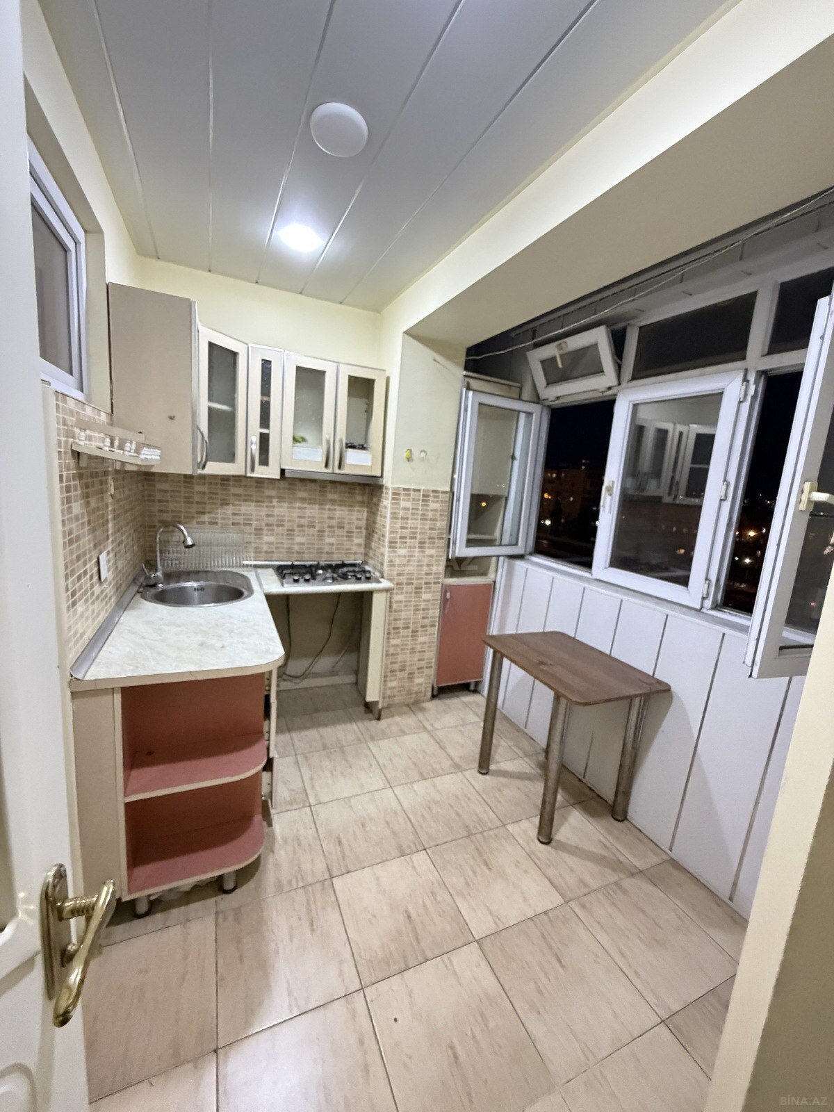 3 otaqlı Köhnə tikili, Xalqlar Dostluğu m., Bakı