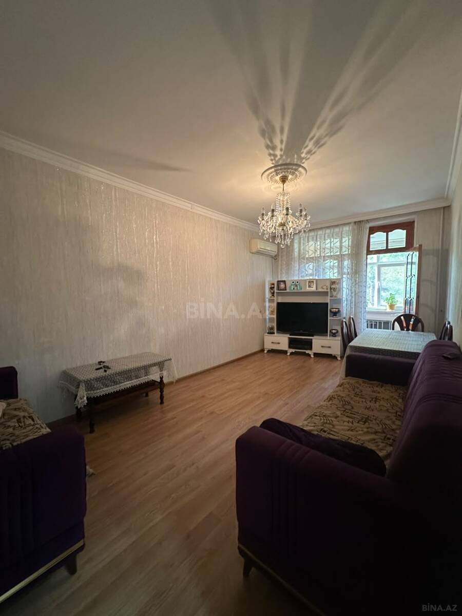 3 otaqlı Köhnə tikili, Bakıxanov q., Bakı
