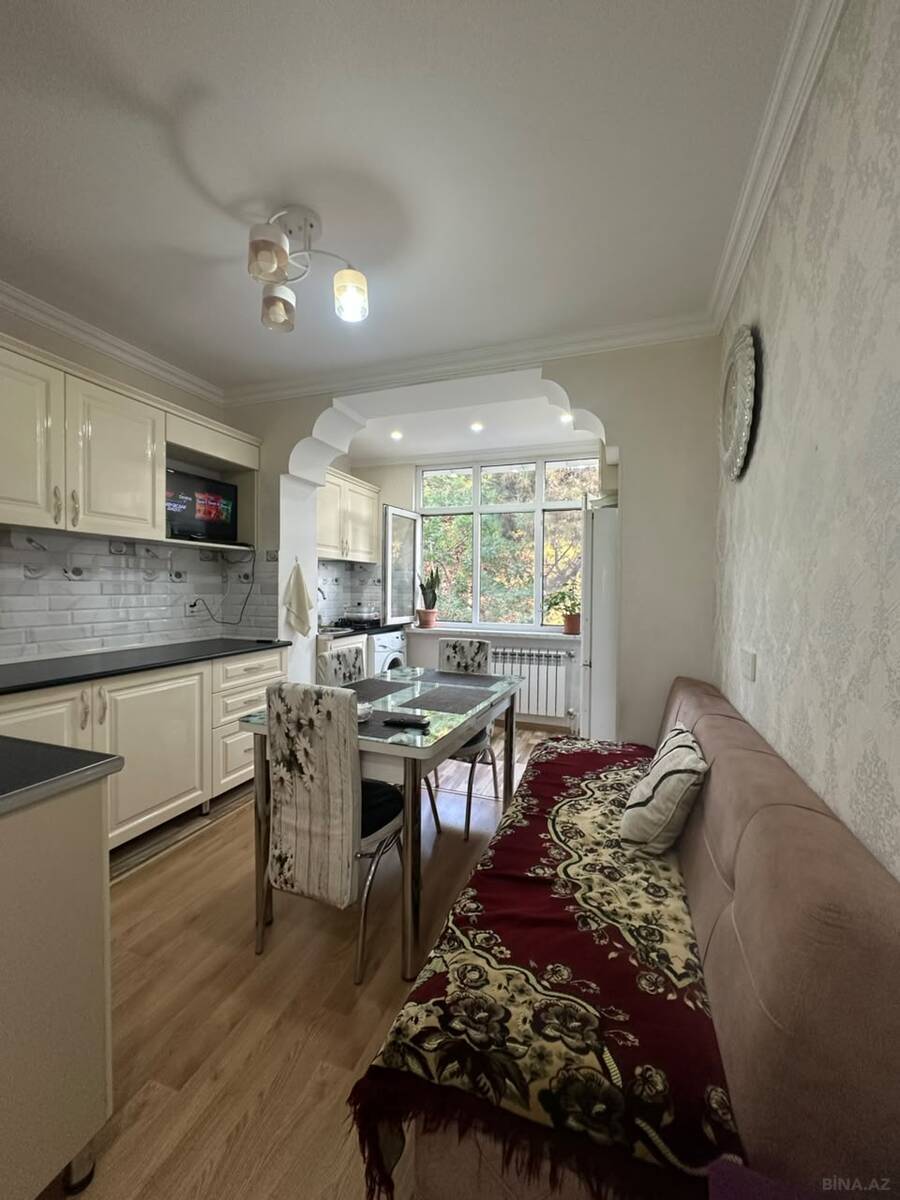 3 otaqlı Köhnə tikili, Bakıxanov q., Bakı