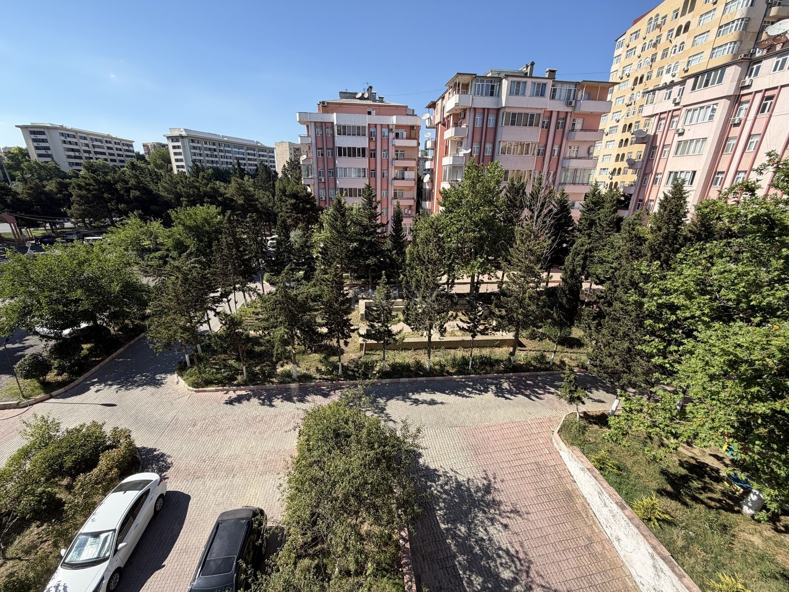4 otaqlı Yeni tikili, 8-ci mikrorayon q., Bakı