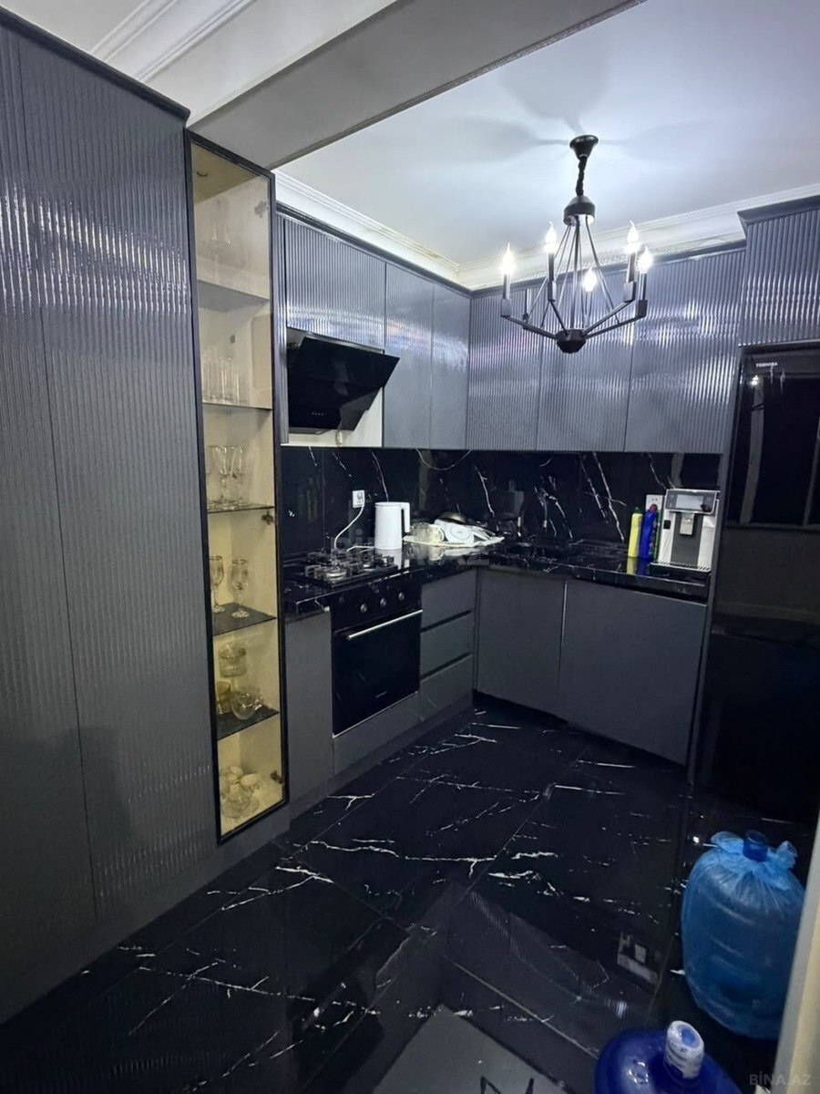 3 otaqlı Köhnə tikili, Memar Əcəmi m., Bakı