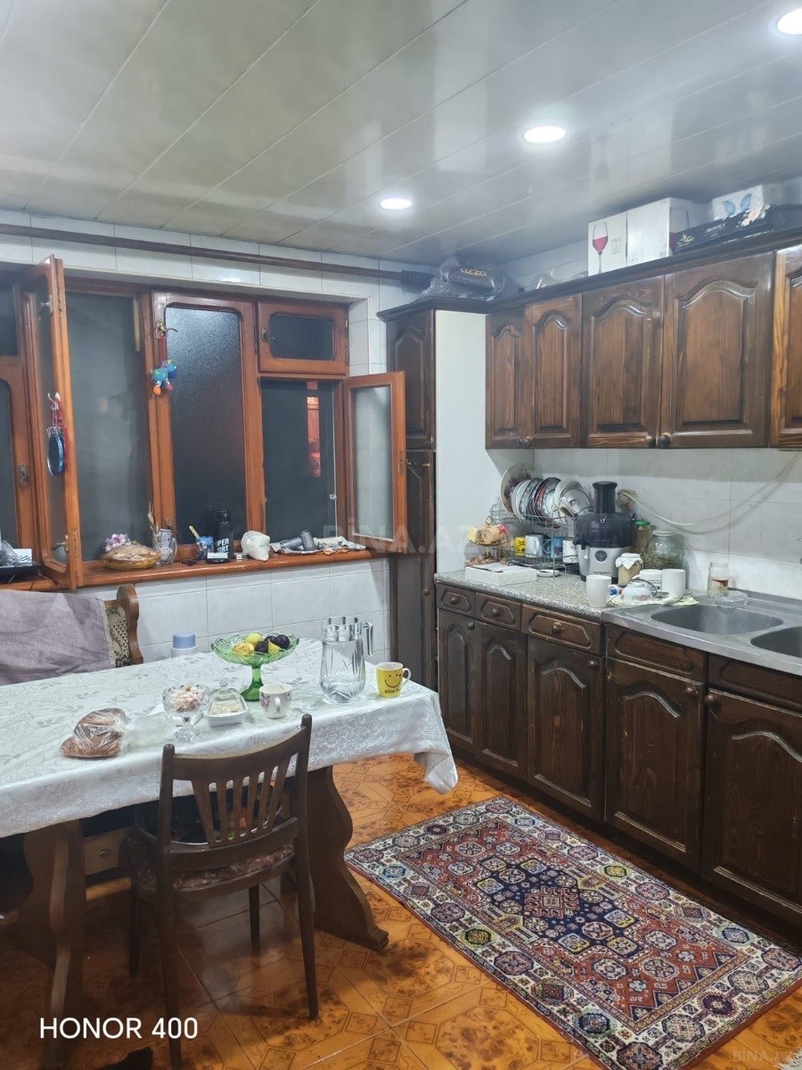 3 otaqlı Köhnə tikili, 8 Noyabr m., Bakı
