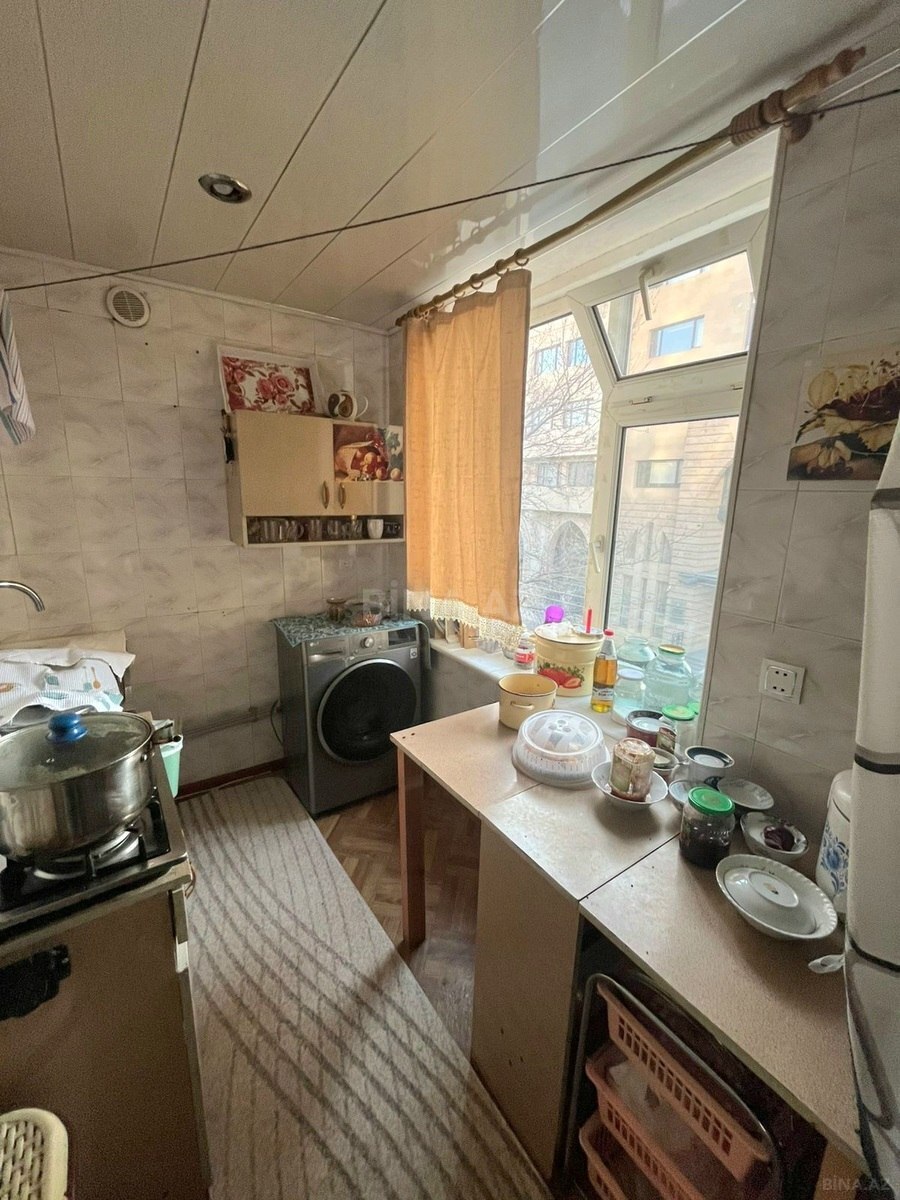 3 otaqlı Köhnə tikili, Elmlər Akademiyası m., Bakı