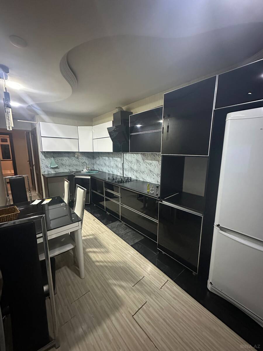 3 otaqlı Köhnə tikili, Bakıxanov q., Bakı