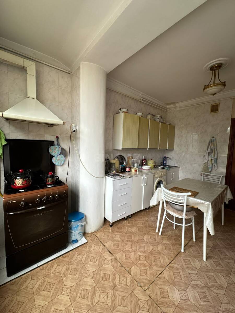 3 otaqlı Köhnə tikili, Bakıxanov q., Bakı
