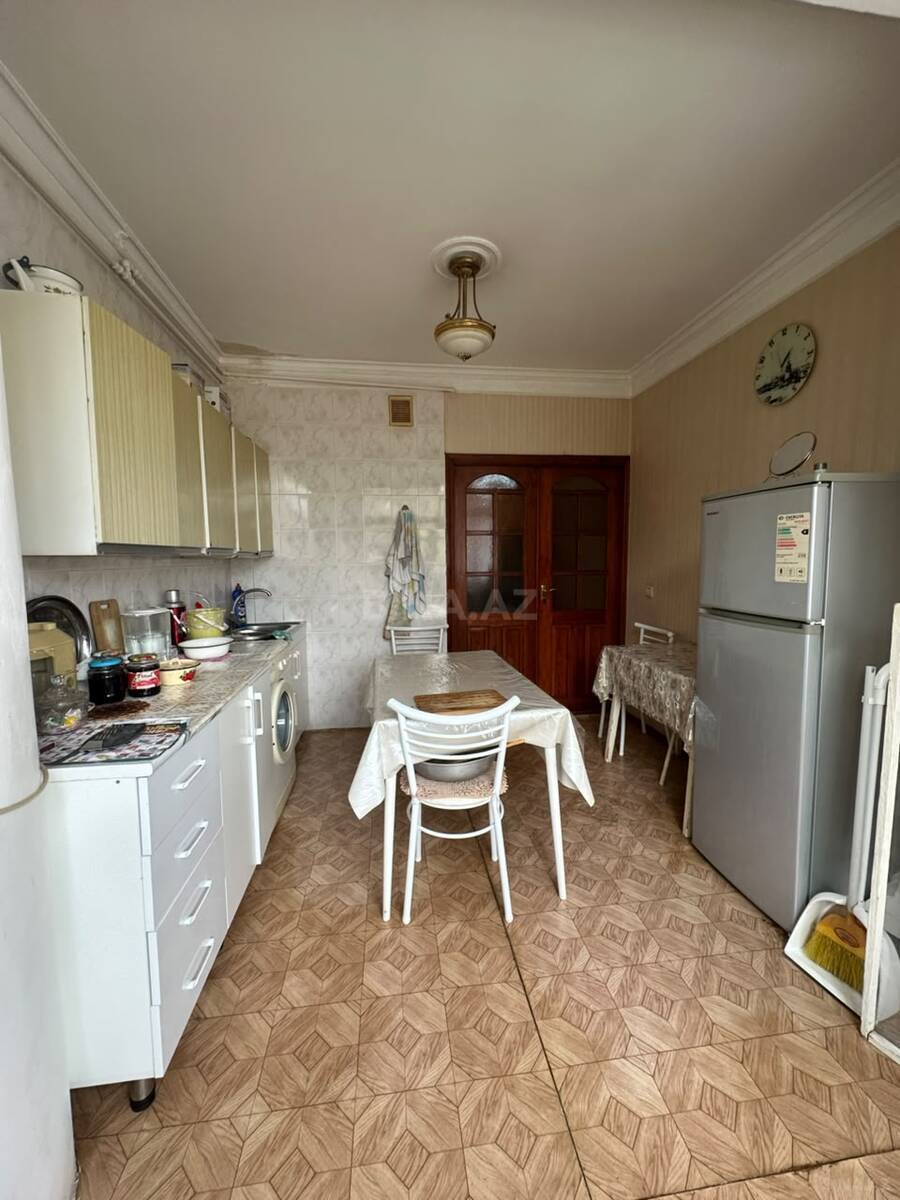 3 otaqlı Köhnə tikili, Bakıxanov q., Bakı